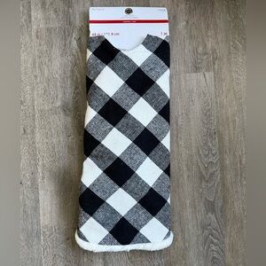 NWT Ashland Classic Black & white buffalo check tree skirt. 48” round